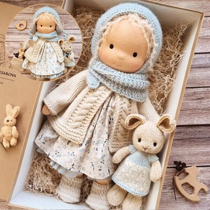 Authentische Waldorfpuppe, handgemacht, aus Naturmaterialien, fördert kreatives Spiel.