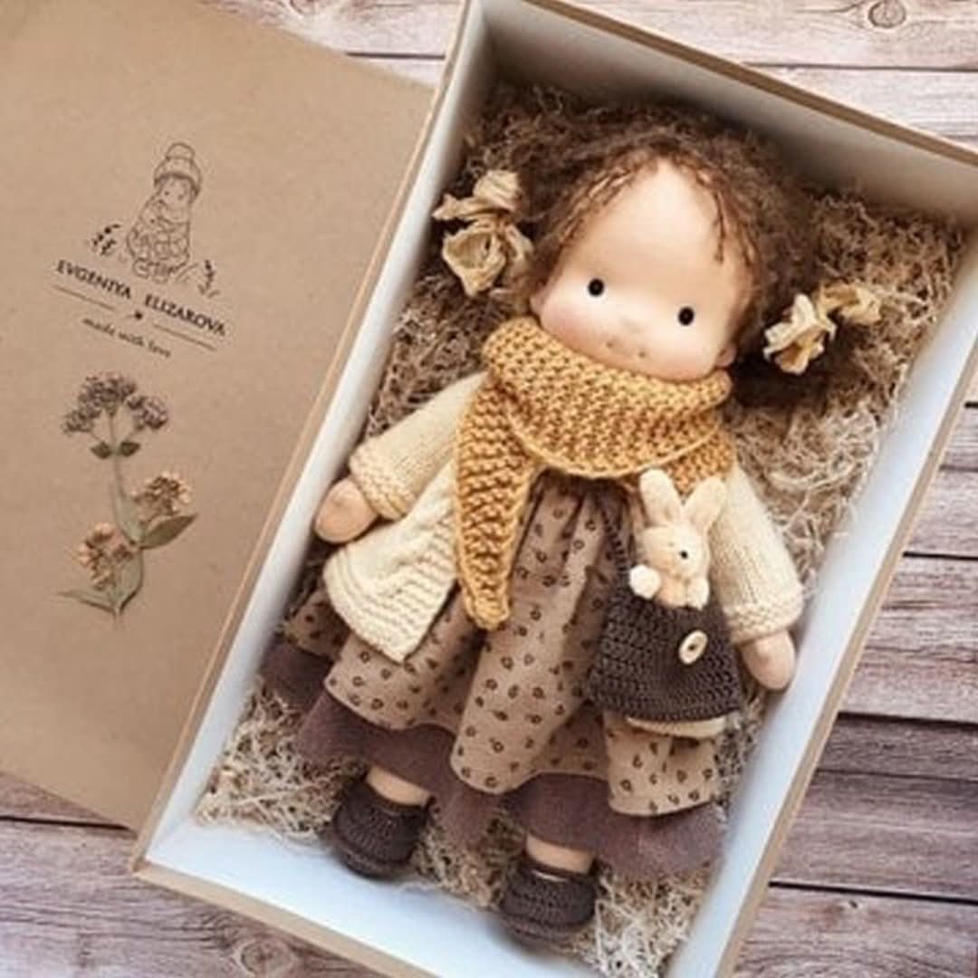Handgefertigte Waldorfpuppe für Kinder, weich & schadstofffrei. Perfektes Naturspielzeug für Rollenspiele.