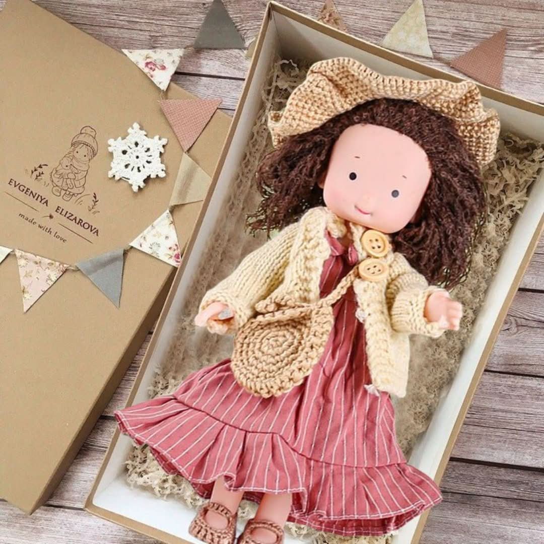Die weiche Waldorfpuppe in Kinderhänden, fördert Empathie. Handgemachtes Naturspielzeug als Babygeschenk.