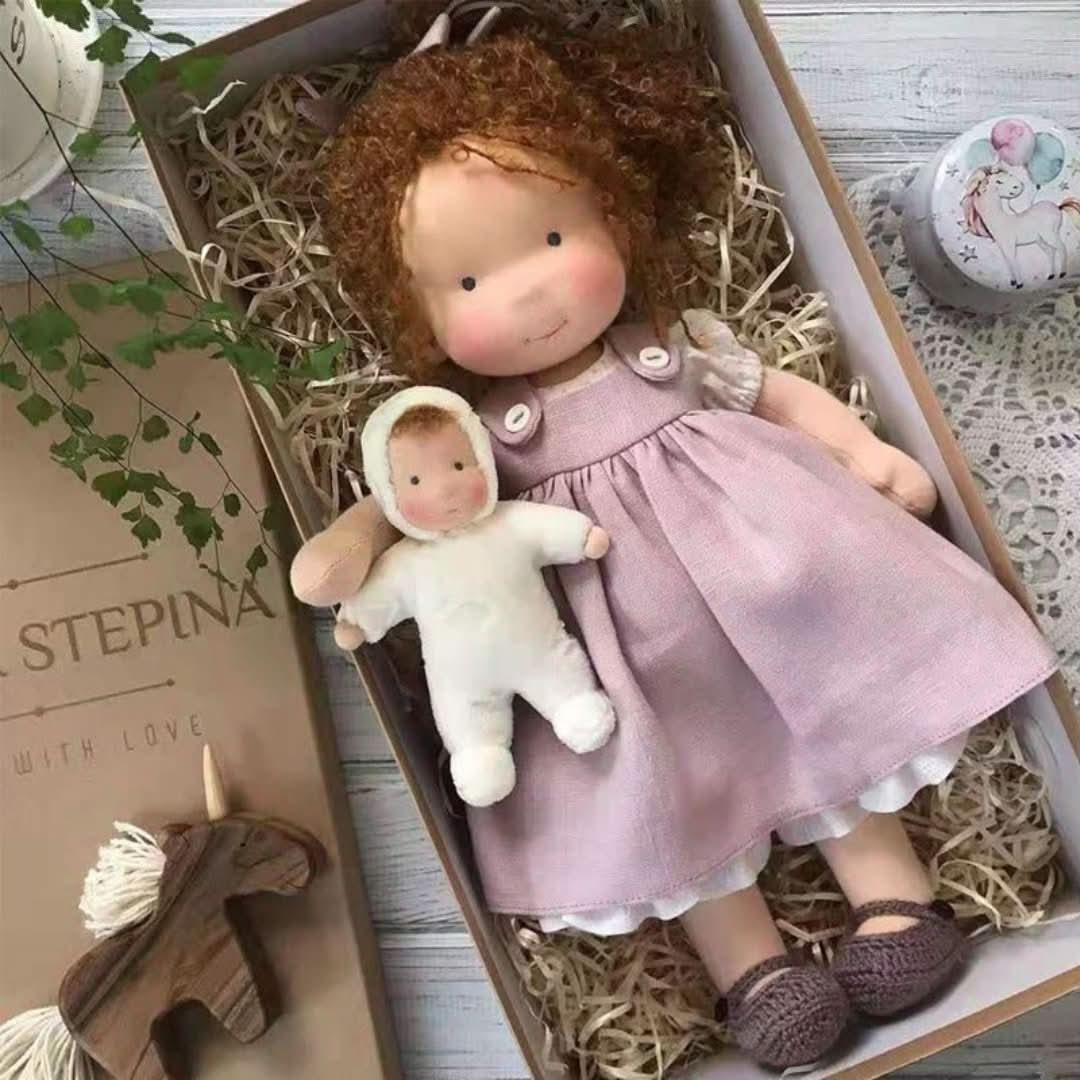Weiche Stoffpuppe im Waldorf-Stil, aus besten Naturmaterialien. Handgemachtes, schadstofffreies Spielzeug.