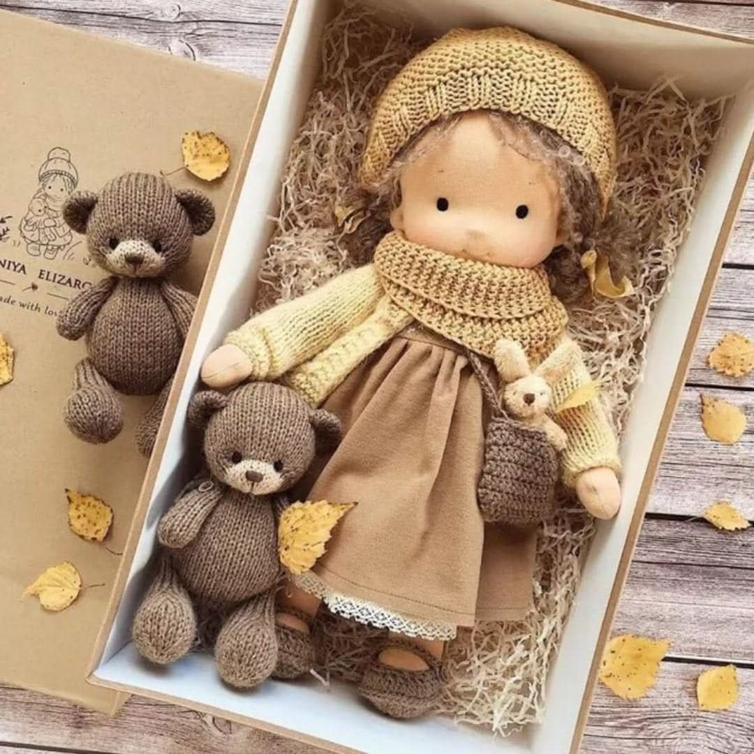 Waldorfpuppe mit neutralem Ausdruck, handgemacht & weich. Nachhaltige Kinderpuppe für Entwicklung.