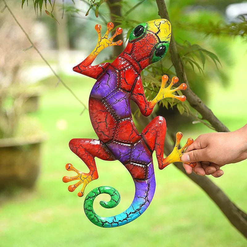 Elegante Metallkunst-Wanddeko aus Schmiedeeisen mit stilisiertem Reh als Tiermotiv. Perfekt für Garten.