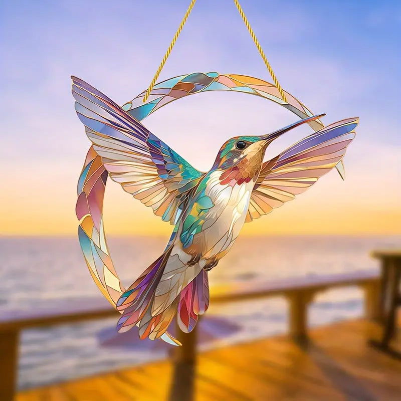 Handgefertigter Acryl Kolibri Sonnenfänger in leuchtenden Farben als Fensterdeko für Lebensfreude.