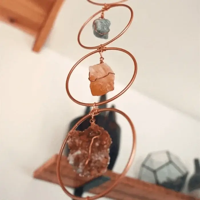 Einzigartiger Chakra-Wandbehang, handgefertigt mit harmonisierenden Edelsteinen. Dekoration für Energie.