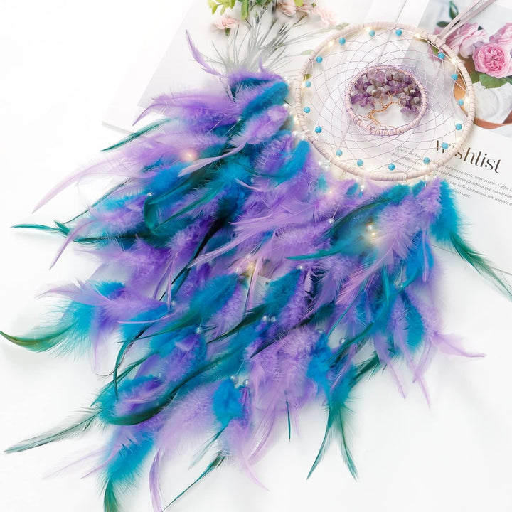 Leuchtender Lebensbaum Kristall Traumfänger mit bunten Federn. Spirituelles & handgefertigtes Boho-Accessoire.