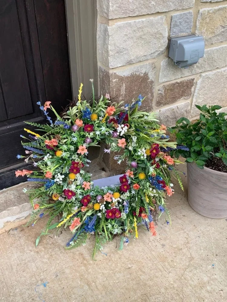 Farbenfroher Wildblumenkranz, handgemacht in Texas, ideal als Haustürkranz & Frühlingsdekoration.