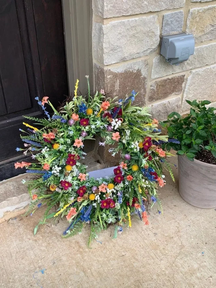 Farbenfroher Wildblumenkranz, handgemacht in Texas, ideal als Haustürkranz & Frühlingsdekoration.