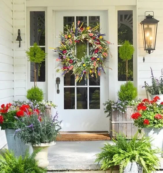 Handgefertigter Texas Wildblumenkranz mit leuchtenden Farben, als einladender Haustürkranz oder Wanddekoration.