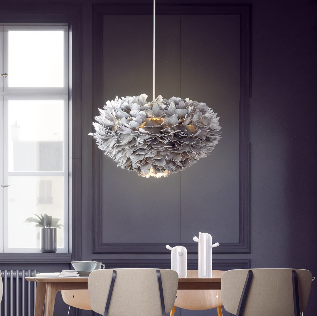 Handgefertigter, verstellbarer Kronleuchter für sanftes Licht im Wohnzimmer; moderne Pendelleuchte, ästhetisch.