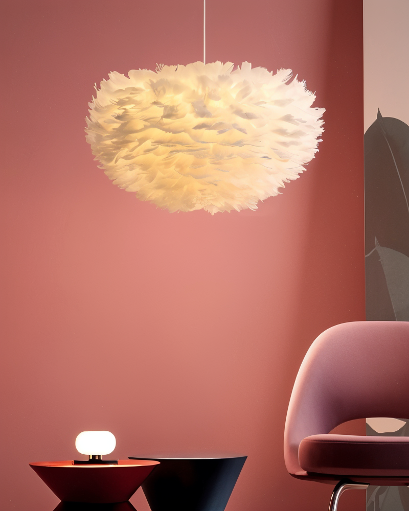 Sanftes Licht für den Raum: Handgefertigter, verstellbarer Kronleuchter; moderne Pendelleuchte als Blickfang.