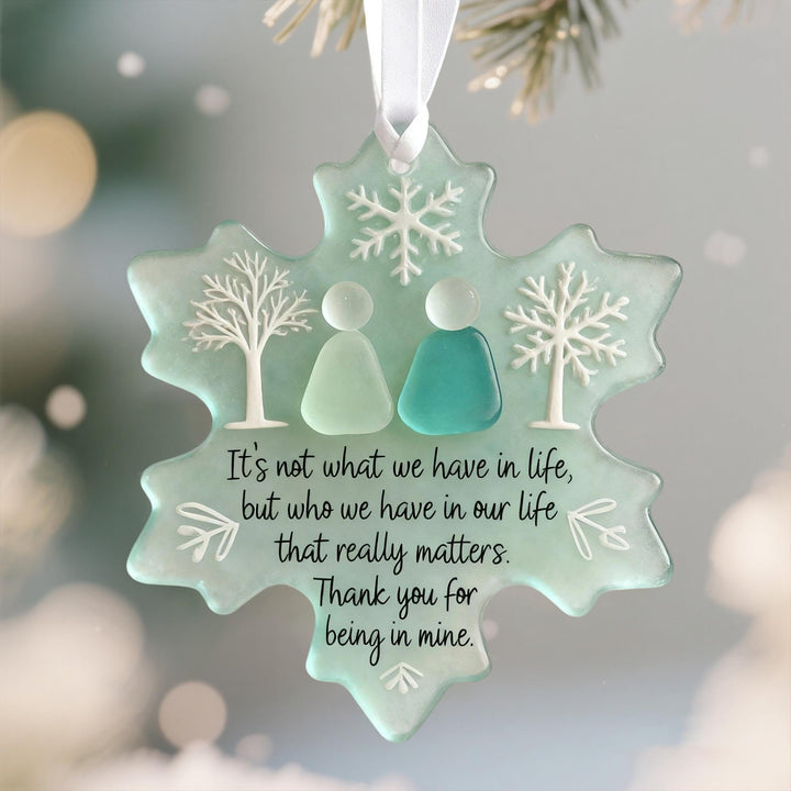 Detailansicht des Herz-Ornaments "HerzGlanz" mit glitzerndem Meerglas, ideal als besondere Freundschafts-Deko.