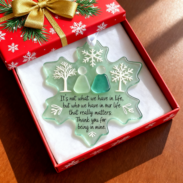 Stilvolles Wohnaccessoire "HerzGlanz": Natur-Ornament aus Holz & Meerglas, zaubert winterliche Deko ins Zuhause.