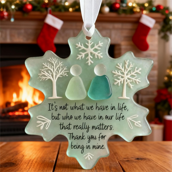 Herzliches Natur-Ornament "HerzGlanz" aus Meerglas, handgefertigt für Freundschaft & Liebe, zeitlose Dekoration.