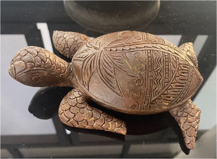 Handgefertigtes hawaiianisches Schildkröten-Harz Ornament, ideal als Dekoration & Glücksbringer.