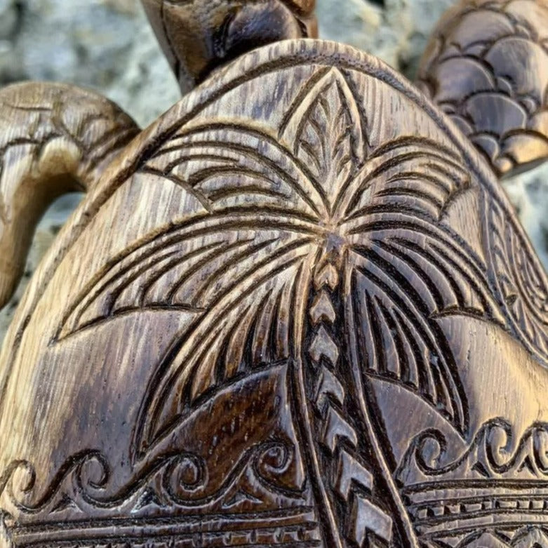 Nahaufnahme des detailverliebten hawaiianischen Schildkröten-Ornaments aus Harz, einzigartige Dekoration.