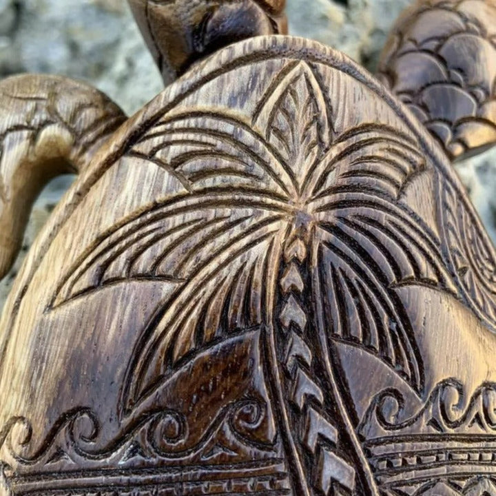 Nahaufnahme des detailverliebten hawaiianischen Schildkröten-Ornaments aus Harz, einzigartige Dekoration.
