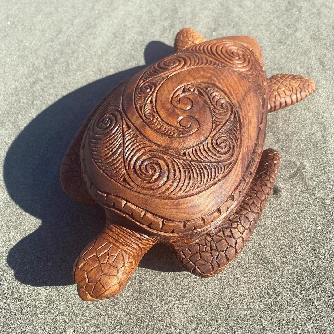 Seitenansicht des kunstvollen hawaiianischen Harz-Schildkröten-Ornaments, spirituelle Dekoration.