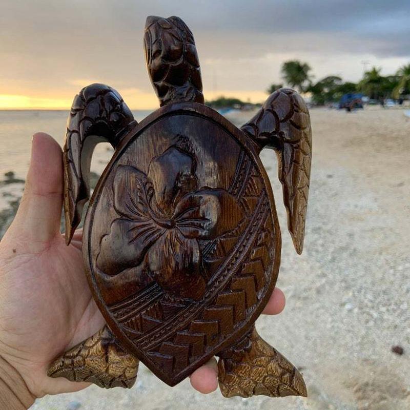 Einzigartiges Design: hawaiianisches Schildkröten-Ornament aus Harz, ein Blickfang als Glücksbringer.