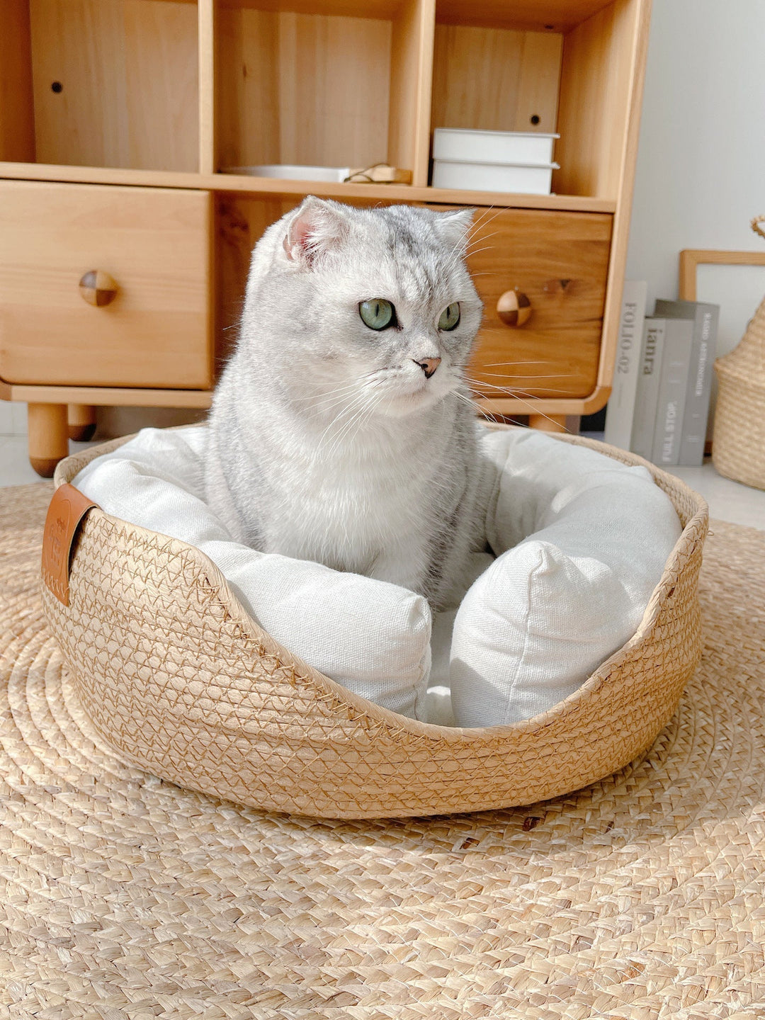 Handgefertigtes Luxus Katzenbett LuxeSnooze für ultimativen Komfort und erholsamen Schlaf.