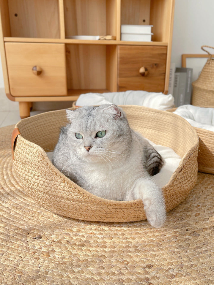 Waschbares Katzenbett LuxeSnooze: Ein gemütlicher, handgefertigter Katzenkorb für maximalen Tierkomfort.