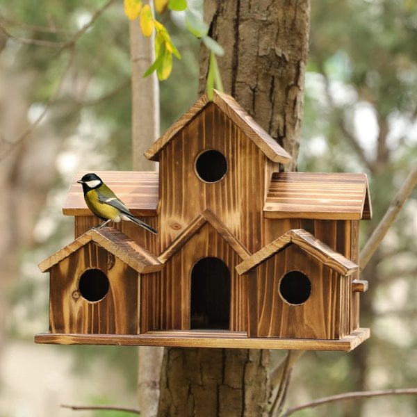 Robustes, handgefertigtes Vogelhaus aus Naturholz. Langlebiger Nistkasten für diverse Vogelarten im Garten.