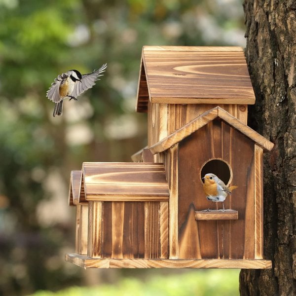 Naturschutz: Vogelhaus aus Holz bietet Schutz & Nistplatz. Handgemachter Nistkasten für Wildvögel im Garten.