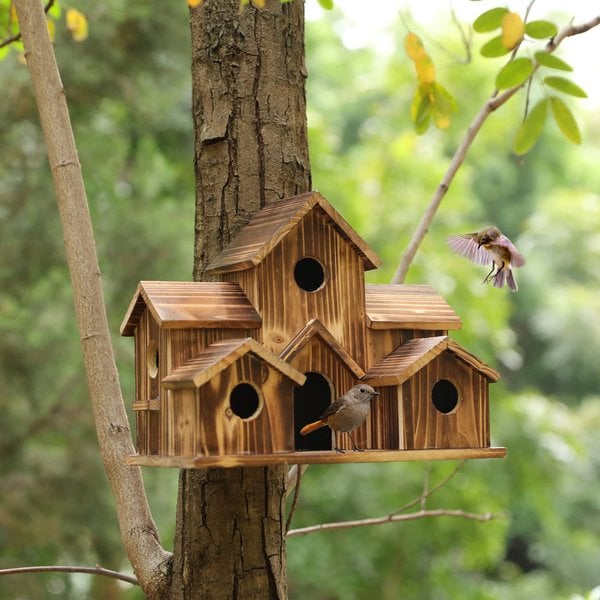 Dekoratives Vogelhaus aus Holz, handgefertigt. Ein schöner Blickfang & wichtiger Nistkasten für Ihren Garten.