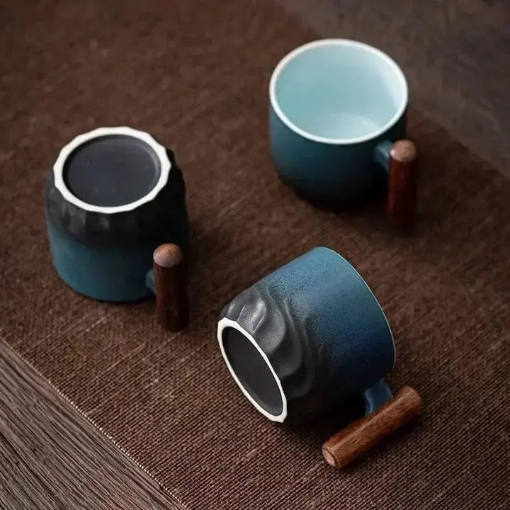 Dekorative handgemachte Keramiktasse mit ergonomischem Holzgriff. Ideal als Bürotasse oder für gemütliche Teestunden.
