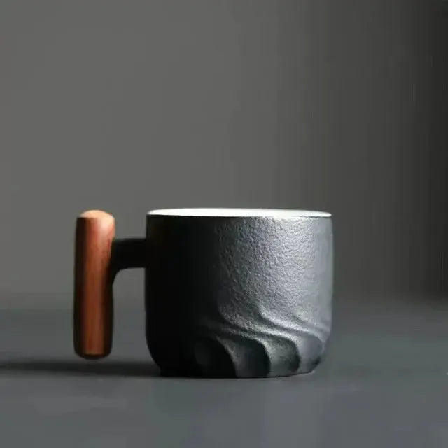 Stilvolle Kaffeetasse mit rustikalem Holzgriff. Ideal für Espresso, Mokka oder täglichen Kaffee. Handgefertigt und einzigartig.