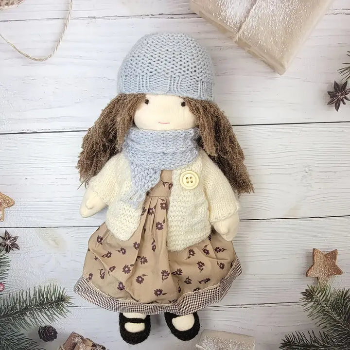 Handgemachte Stoffpuppe für Kinder, ein weicher Kuschelfreund aus Naturmaterialien, ideal zum Spielen & Kuscheln.
