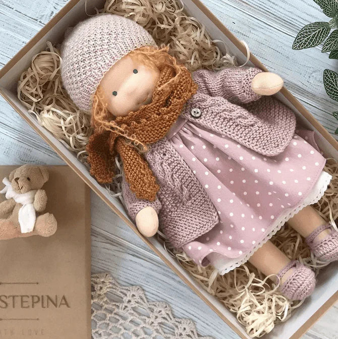 Nahaufnahme einer weichen, handgemachten Stoffpuppe, liebevoll gefertigt aus sicheren Naturmaterialien für Kinder.
