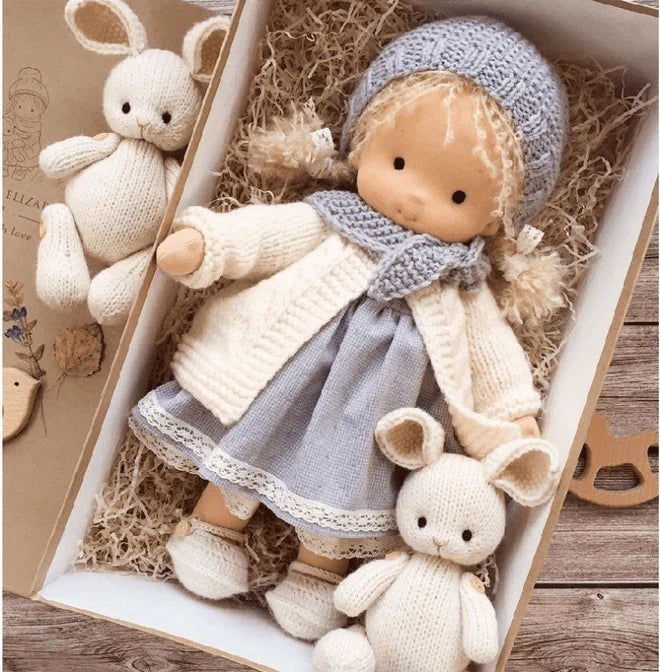 Glückliches Kind spielt mit handgemachter Stoffpuppe, liebevolles Kuscheltier, ideal als Babygeschenk & Spielkamerad.