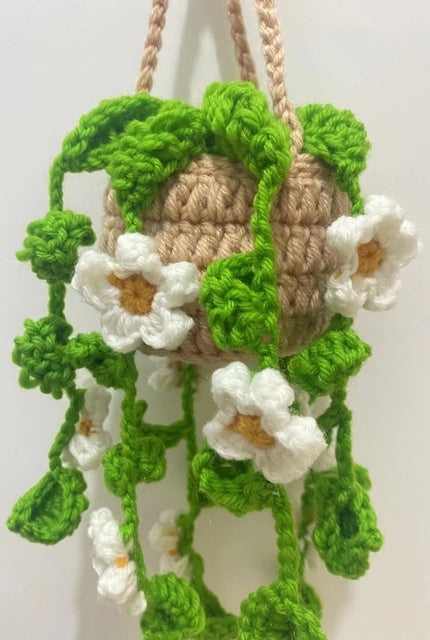 Schlichter, eleganter Häkelkorb für Topfpflanzen. Handgemacht, ideal als stilvolles Geschenk.