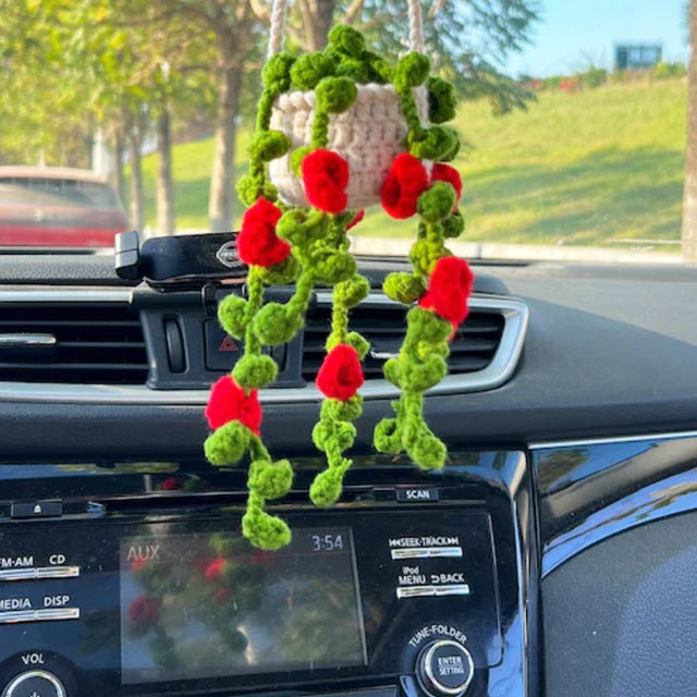 Weich gehäkelter Korb für Topfpflanzen, bietet gemütliche Deko im Auto & Zuhause.