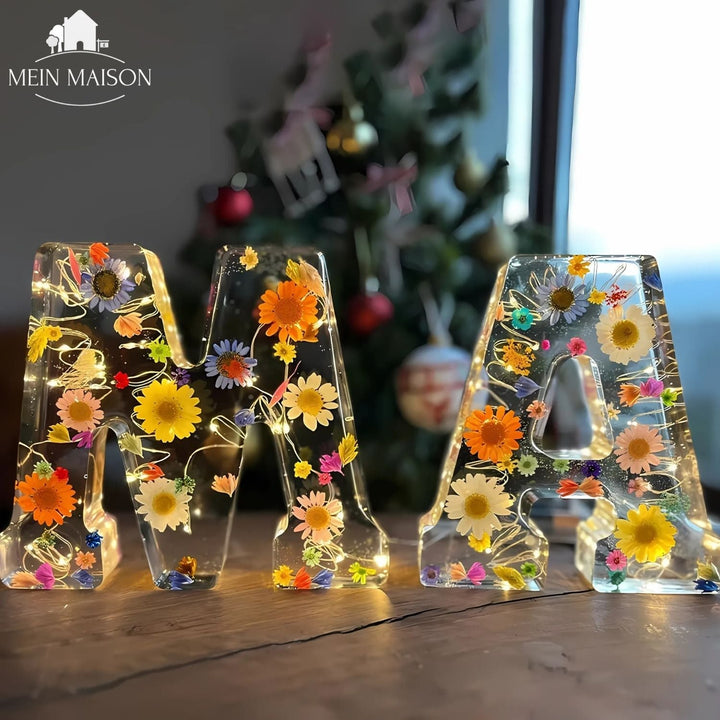 Handgemachter LED Harzbuchstabe mit echten Blumen, personalisierte Wohndekoration und einzigartiges Nachtlicht.