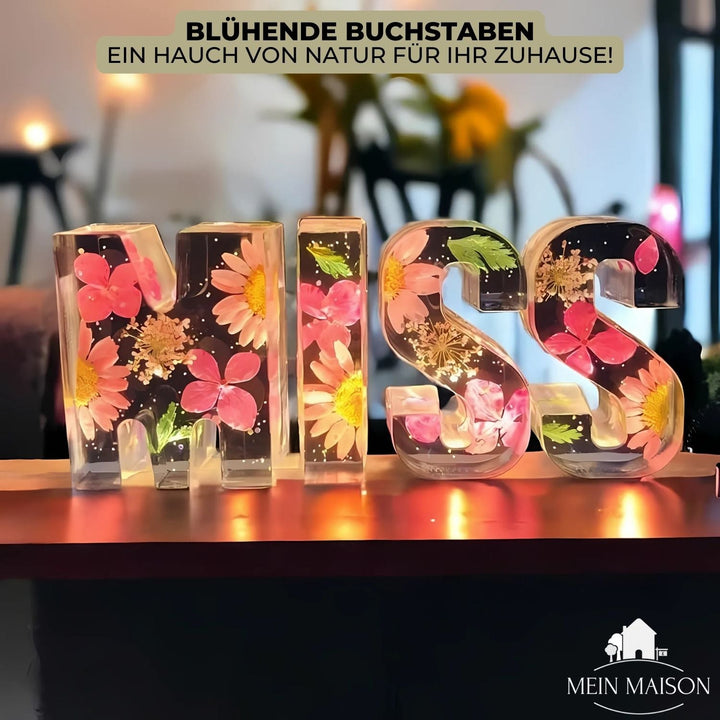 Leuchtender personalisierter LED Blumenbuchstabe aus Harz, spendet warmes Licht als stilvolle Lampe.
