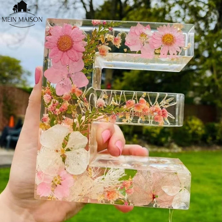 Nahaufnahme des handgefertigten Details, Blumen sorgfältig in transparentem Harz eingebettet.