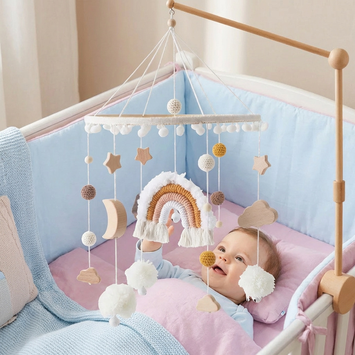 Sicheres, natürliches Holz-Mobile, handgemacht mit weichen gehäkelten Figuren, Babyspielzeug für Neugeborene.