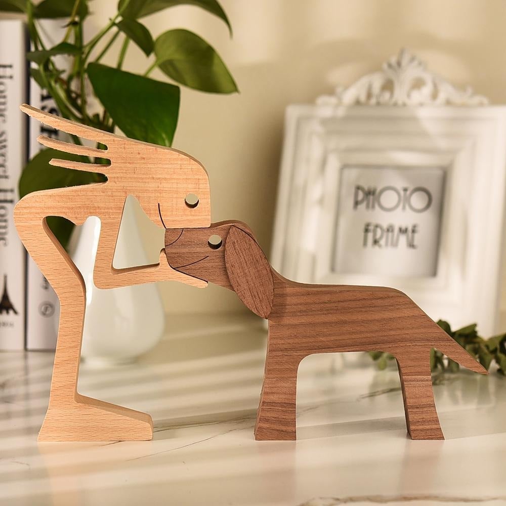 Handgeschnitzte Hundeskulptur aus Holz als stilvolle Wohndeko. Rustikale Figur symbolisiert Tierliebe, Geschenkidee.