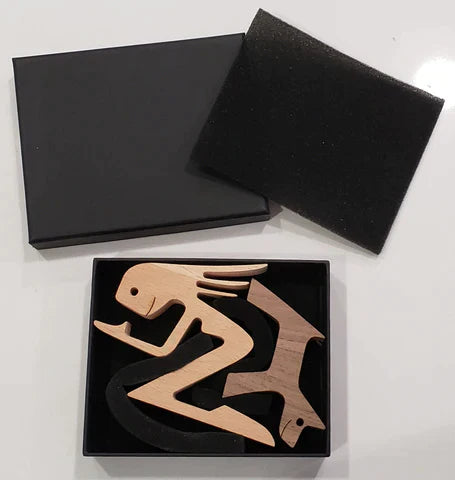 Geschenkidee: Handgeschnitzte Hundeskulptur aus Holz, symbolisiert Tierliebe & Verbundenheit. Rustikale Wohndeko.