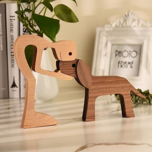 Elegante Holzskulptur eines sitzenden Hundes. Handgemachte Deko für stilvolle Einrichtungen & Tierliebe.