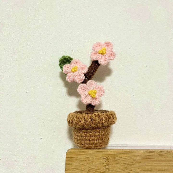 Kreative Strickkunst: Handgestrickte Baumwollblumen, eine pflegeleichte Alternative.
