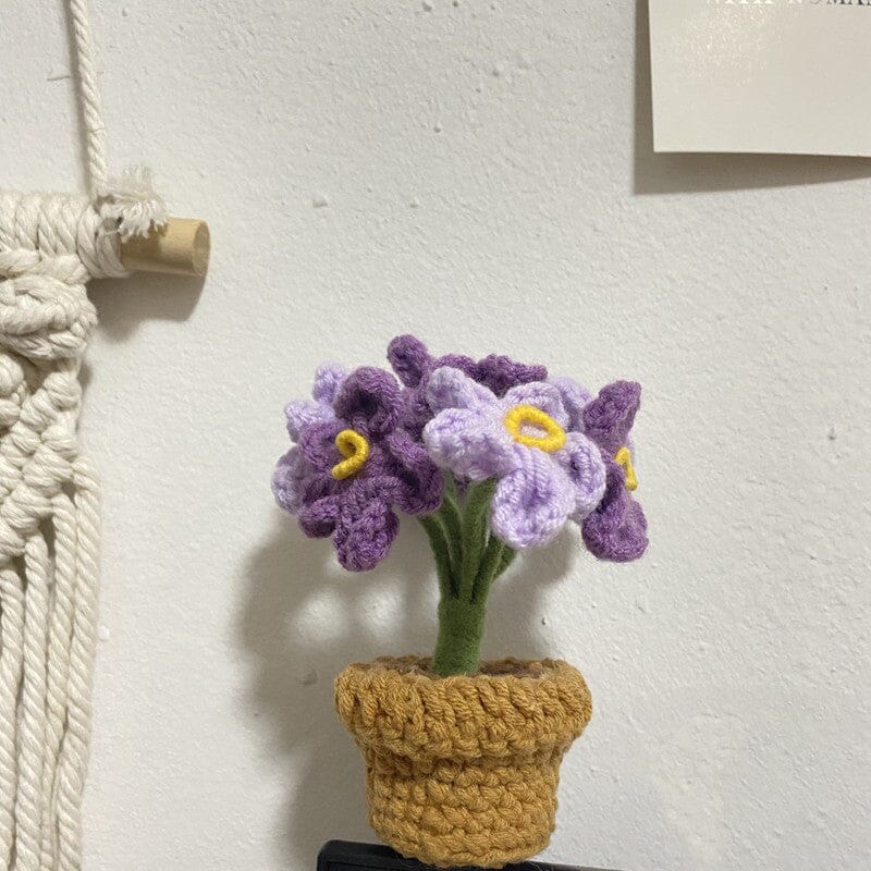Helle, handgestrickte Blumenarrangements, beleben jeden Raum als charmante Deko.