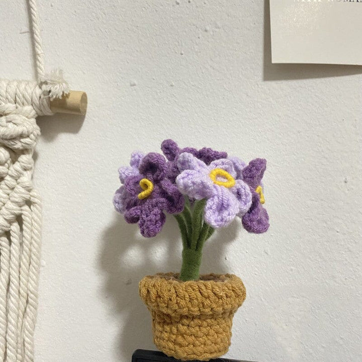 Helle, handgestrickte Blumenarrangements, beleben jeden Raum als charmante Deko.