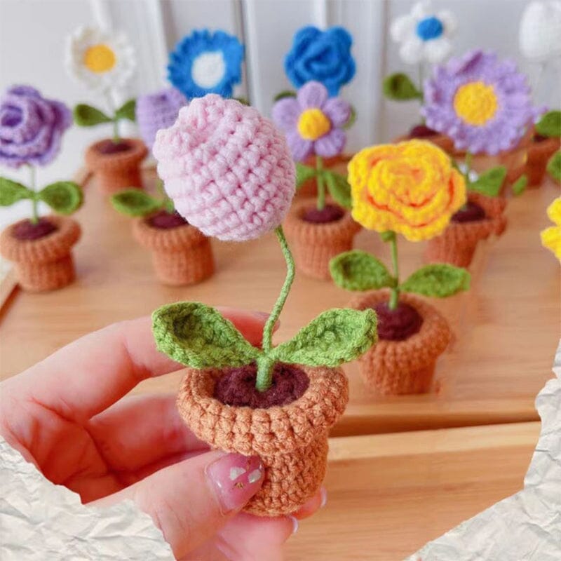 Sanfte Pastelltöne: handgestrickte Baumwollblumen als beruhigende Bürodeko.