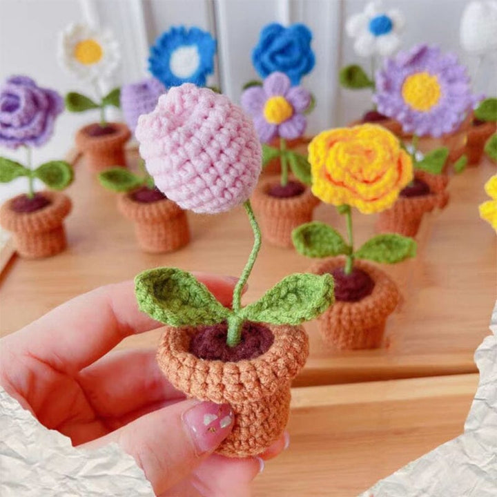 Sanfte Pastelltöne: handgestrickte Baumwollblumen als beruhigende Bürodeko.