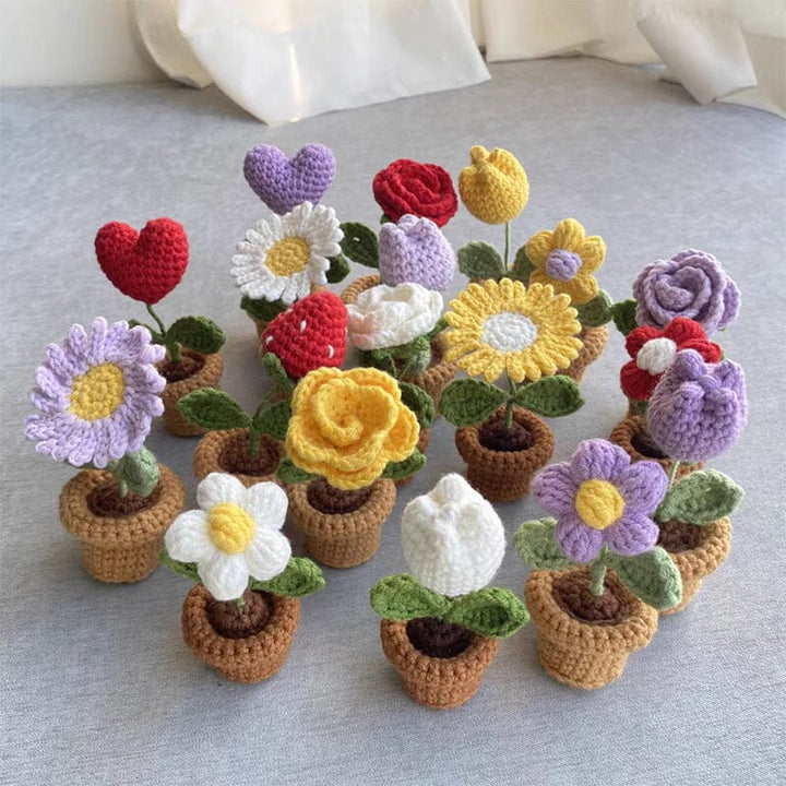 Bunte Strickkunst-Blumen, ideal als Bürodeko oder langlebige Wohnaccessoires.
