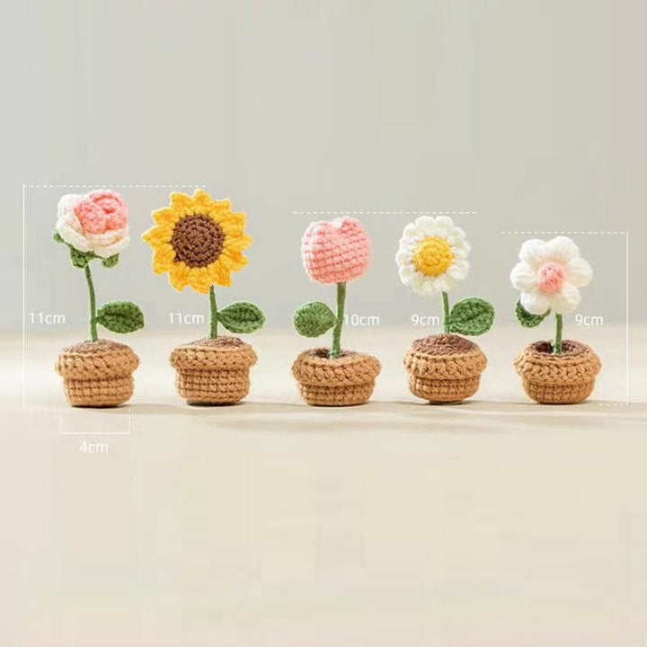 Arrangement ewiger Blüten: Handgestrickte Blumen, umweltfreundlich & pflegeleicht.