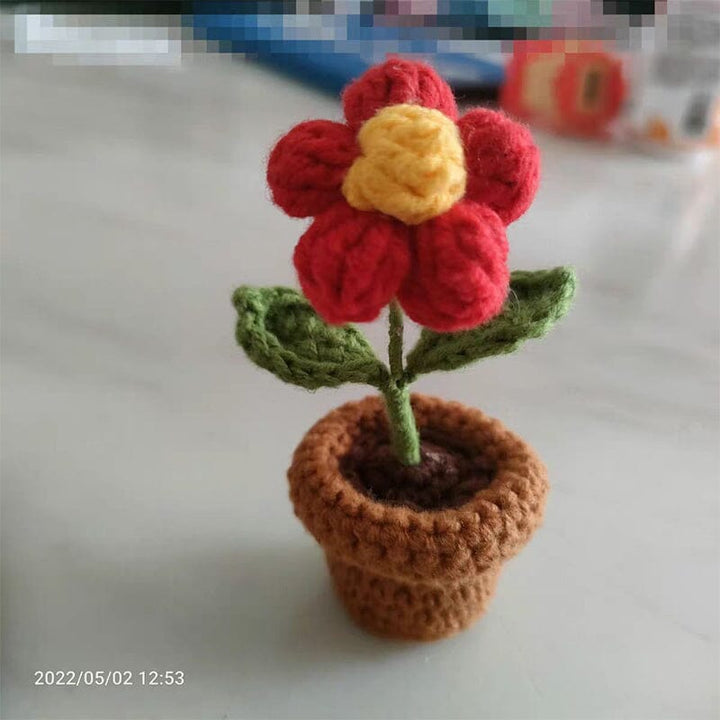Zwei handgestrickte Kunstblumen in Vase; perfekte Tischdekoration für jeden Anlass.