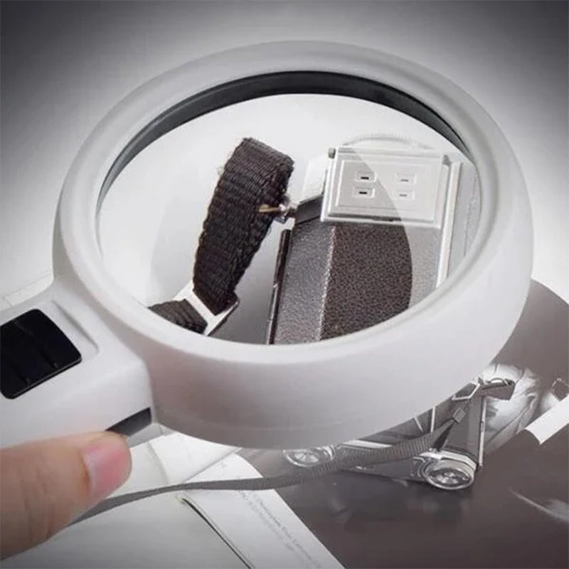 Handliche 30X LED-Lupe für Senioren, ideal als Lesehilfe und für kleingedrucktes, mit heller Beleuchtung.